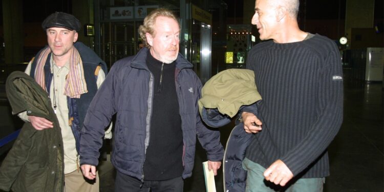 En el centro, Ridley Scott y la derecha Antonio Lemos, en 2005, con John Mathieson, director de fotografía.