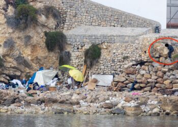 Una persona accede al asentamiento bajo la muralla. Fotos Noudiari