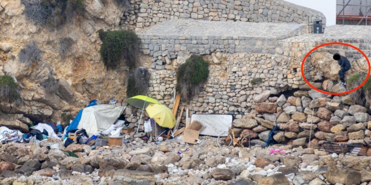 Una persona accede al asentamiento bajo la muralla. Fotos Noudiari