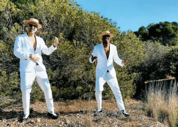 Juan Luis Marrero Gonzalez (Juan Soul) y Julián Valdés Pelayo son los integrantes de Calle Boogaloo. En la imagen, en un momento del videoclip de Bachata en Ibiza