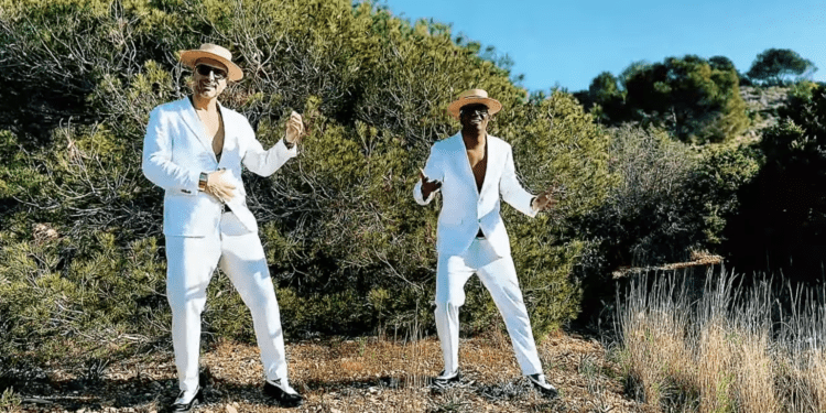 Juan Luis Marrero Gonzalez (Juan Soul) y Julián Valdés Pelayo son los integrantes de Calle Boogaloo. En la imagen, en un momento del videoclip de Bachata en Ibiza