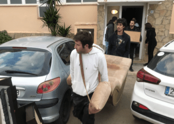 Vecinos desalojando enseres en diciembre de 2021. Foto Noudiari