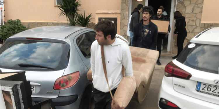 Vecinos desalojando enseres en diciembre de 2021. Foto Noudiari