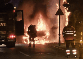 El coche, en llamas, durante la intervención de los Bomberos del Parque Insular de Ibiza. Foto cedida a Noudiari por Sarah / Serafín Grive Guasch