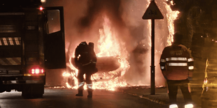 El coche, en llamas, durante la intervención de los Bomberos del Parque Insular de Ibiza. Foto cedida a Noudiari por Sarah / Serafín Grive Guasch