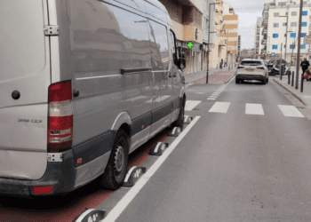 Otro vehículo 'cazado' sobre el carril bici de Pere Francés en Ibiza.