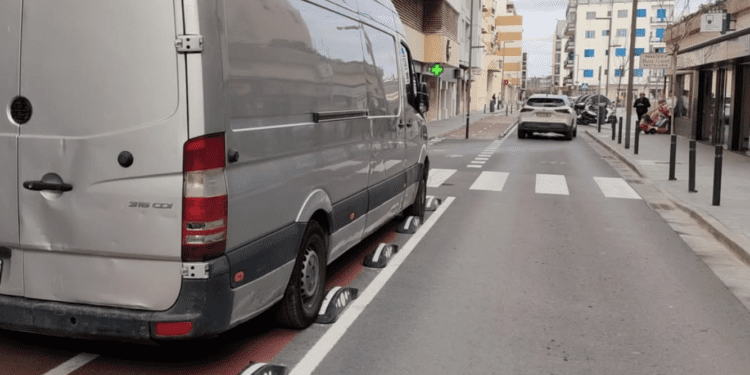 Otro vehículo 'cazado' sobre el carril bici de Pere Francés en Ibiza.