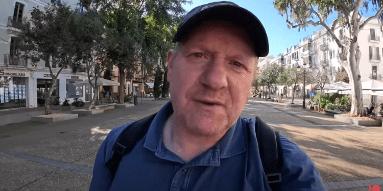 El youtuber Steve Marsh pasea por Vara de Rey.