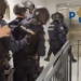 Los policías irrumpen en uno de los domicilios registrados. Imagen de Policía Nacional