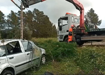 El vehículo siniestrado, una vez que le han dado la vuelta para retirarlo con una grúa pluma de Grúas Ibiza.