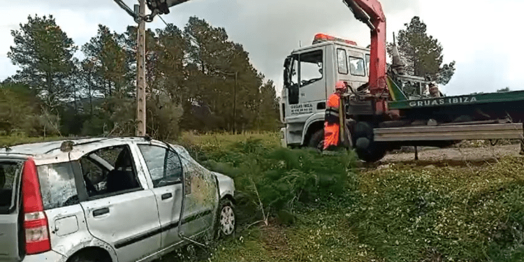 El vehículo siniestrado, una vez que le han dado la vuelta para retirarlo con una grúa pluma de Grúas Ibiza.