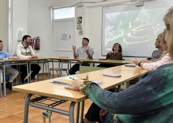 En el centro de la imagen, Francisco Costa, actual estudiante de Derecho y ex alumno del CEPA de acceso a la universidad, explica su experiencia, sentado junto a Anna Tur y bajo la atenta mirada de los estudiantes. Fotos Noudiari.