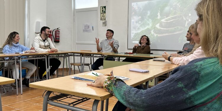 En el centro de la imagen, Francisco Costa, actual estudiante de Derecho y ex alumno del CEPA de acceso a la universidad, explica su experiencia, sentado junto a Anna Tur y bajo la atenta mirada de los estudiantes. Fotos Noudiari.