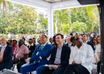 Andrew Holness, de traje azul, junto a Abel Matutes en la ceremonia.