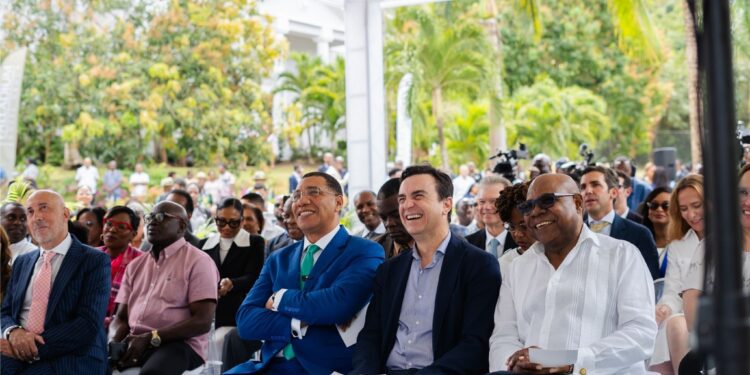 Andrew Holness, de traje azul, junto a Abel Matutes en la ceremonia.