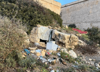 Una de las cuevas habitadas en Es Soto de Ibiza, bajo las murallas declaradas Patrimonio de la Humanidad.