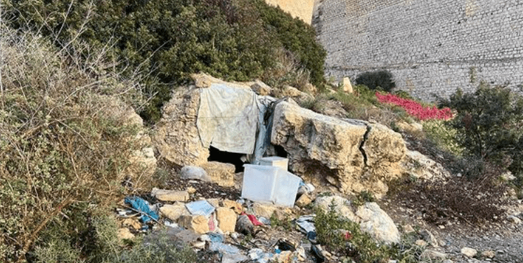 Una de las cuevas habitadas en Es Soto de Ibiza, bajo las murallas declaradas Patrimonio de la Humanidad.