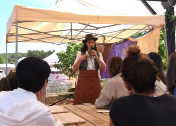 Erika Tangari, al frente de unos de los talleres.