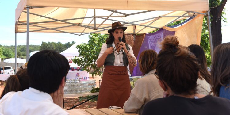 Erika Tangari, al frente de unos de los talleres.