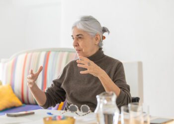 Elena Ruiz Sastre, en un momento de la entrevista en su despacho en el MACE. Fotografías de Paco Natera