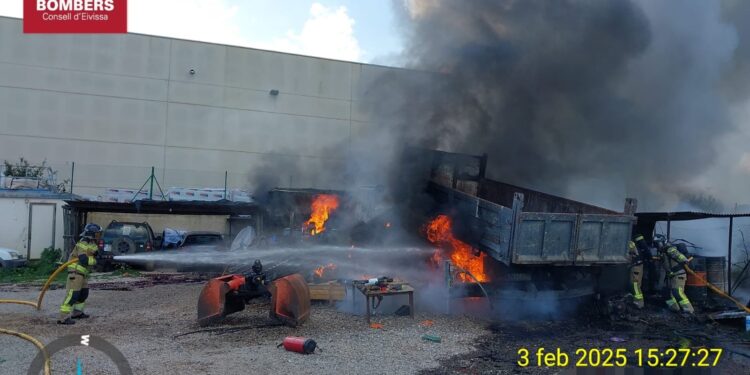 Imagen del incendio, publicada en la red socia X de los Bomberos de Ibiza.