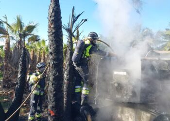 Los bomberos trabajan en la extinción del incendio. Bomberos de Ibiza