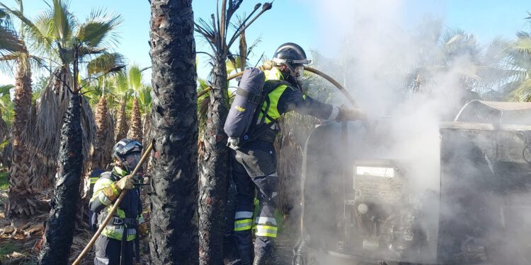 Los bomberos trabajan en la extinción del incendio. Bomberos de Ibiza
