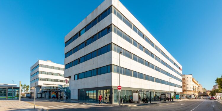 Edificio del Cetis, que es un Edificio Cebra, según los arquitectos críticos con esta corriente.