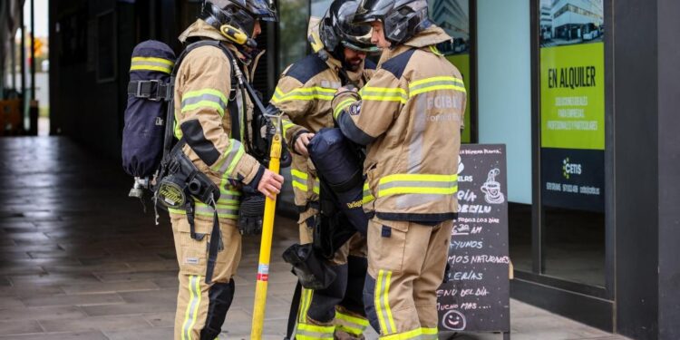 Los Bomberos de Ibiza, en el Cetis, hoy.
