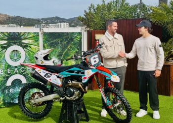 Duane Lineker con Elías Escandell, en la presentación del acuerdo con O Beach y el piloto.