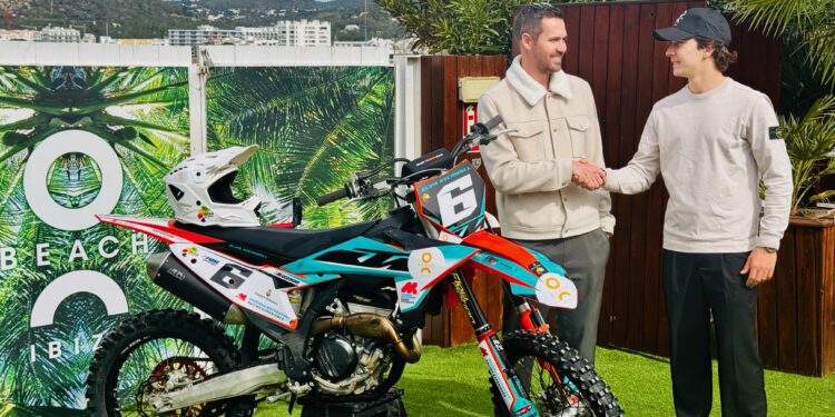 Duane Lineker con Elías Escandell, en la presentación del acuerdo con O Beach y el piloto.