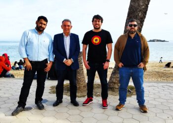 Juanjo Martínez, a la izquierda de la imagen, con compañeros de partido en el paseo de ses Figueretes de Ibiza