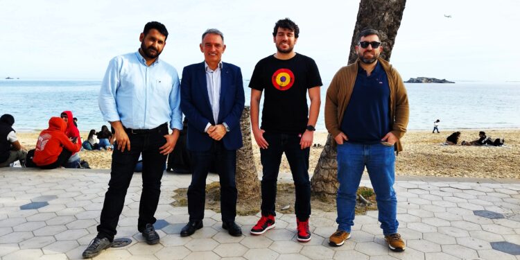 Juanjo Martínez, a la izquierda de la imagen, con compañeros de partido en el paseo de ses Figueretes de Ibiza