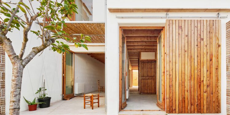 Un conjunto de viviendas VPO de Formentera. Life Reusing Posidonia