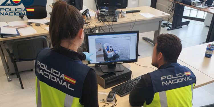 Los agentes ante una imagen de la patera.