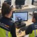 Los agentes ante una imagen de la patera.