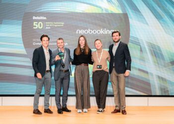 Responsables de Neobookings recibiendo la distinción.