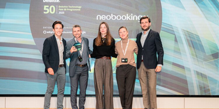 Responsables de Neobookings recibiendo la distinción.