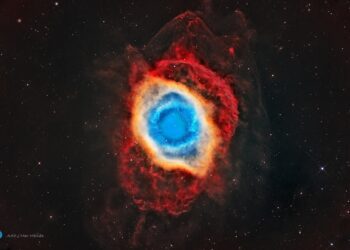 La nebulosa NGC7293, también conocida como Nebulosa de la Hélice, un cuerpo celeste que se halla a 680 años luz de la Tierra, en la constelación de Acuario.  Imagen de Mar Mérida