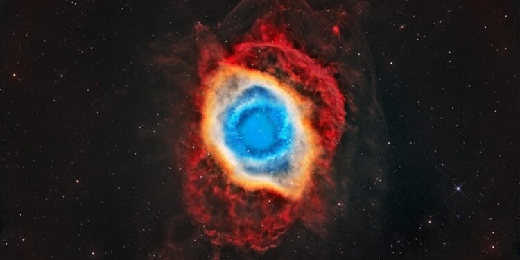 La nebulosa NGC7293, también conocida como Nebulosa de la Hélice, un cuerpo celeste que se halla a 680 años luz de la Tierra, en la constelación de Acuario.  Imagen de Mar Mérida