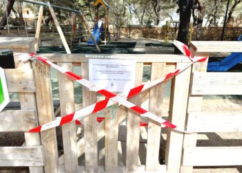 El parque infantil, con el cierre al paso por la presencia de procesonaria.