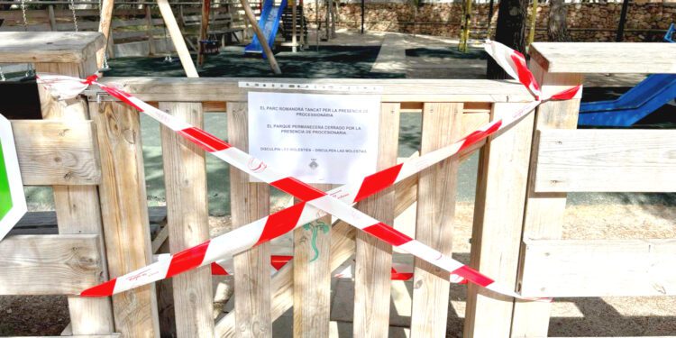 El parque infantil, con el cierre al paso por la presencia de procesonaria.