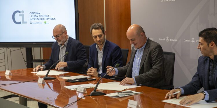 Imagen de la reunión de Airbnb con el Consell en febrero con Jaime Rodríguez de Santiago, Director General para España y Portugal de Airbnb Marketing Services SL. y Vicent Marí, presidente del Consell, en el centro de la imagen.