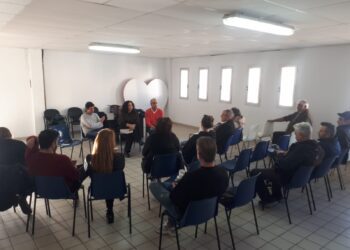 Reunión de Gema Marí y Àlex Minchiotti con comerciantes del Mercat Nou.