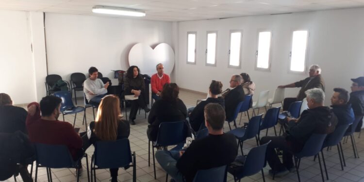 Reunión de Gema Marí y Àlex Minchiotti con comerciantes del Mercat Nou.