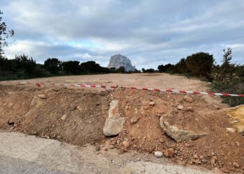 Tierra y grandes piedras impiden el paso a uno de los aparcamientos de la zona del llamado Mirador de Es Vedrà. Foto Noudiari