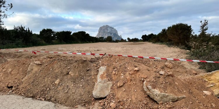Tierra y grandes piedras impiden el paso a uno de los aparcamientos de la zona del llamado Mirador de Es Vedrà. Foto Noudiari