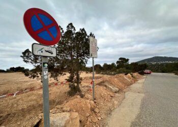 El cierre de los terrenos por parte de la propiedad y la clausura de los aparcamientos han agravado la situación.