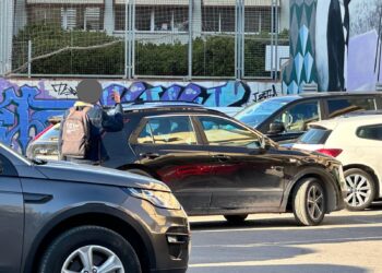 Uno de los 'gorrillas' habituales de la zona haciendo indicaciones de aparcamiento a un conductor ayer miércoles. Fotos Noudiari
