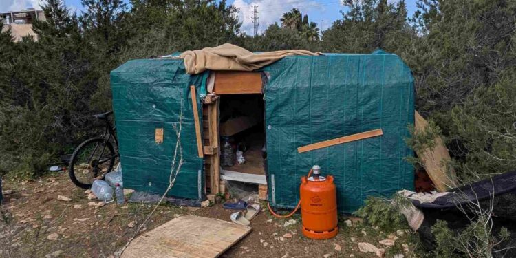 Una de las infraviviendas, con una bombona conectada.
